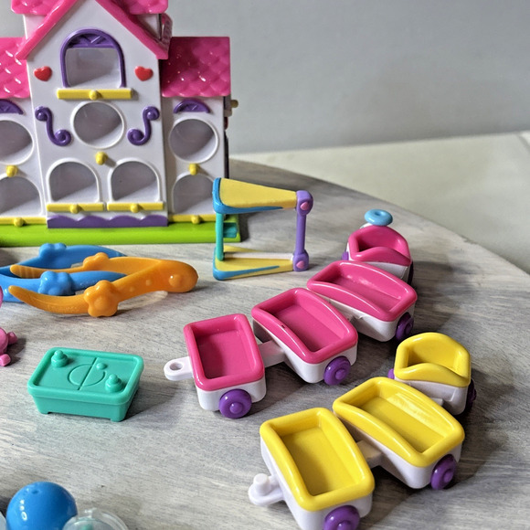 Squinkies Lot w/ Squinkiesville Clubhouse, Cupcake Playset, Cars, Figures & Caps - Picture 4 of 6